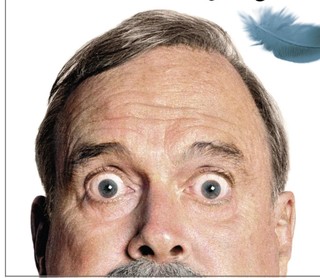 Śmiech i strach w oczach Anglika. „Tak czy inaczej...” Cleese'go