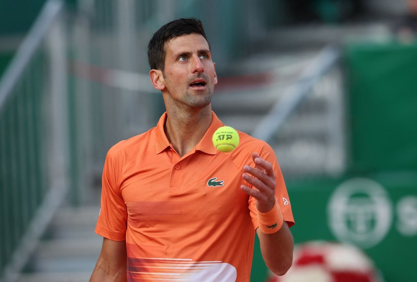 Djokovic słynie z bardzo długiego podrzucania piłki przed serwem. To wybija rywala z rytmu