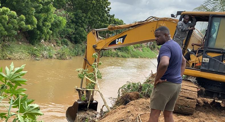 ‘Such arrogance!’ – Dumelo slams Gov’t for stopping him from dredging Ayawaso gutters