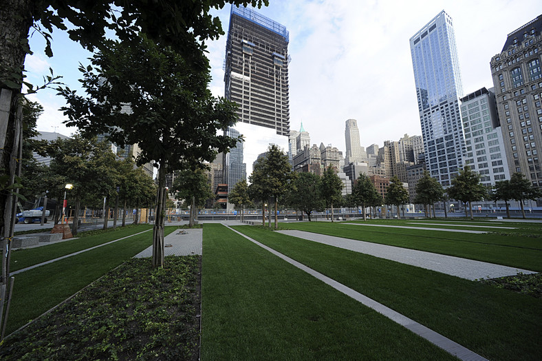 Dęby i trawa porastają plac o powierzchni 8 akrów otaczający The National September 11 Memorial and Museum w Nowym Jorku, fot. Paul Goguen/Bloomberg