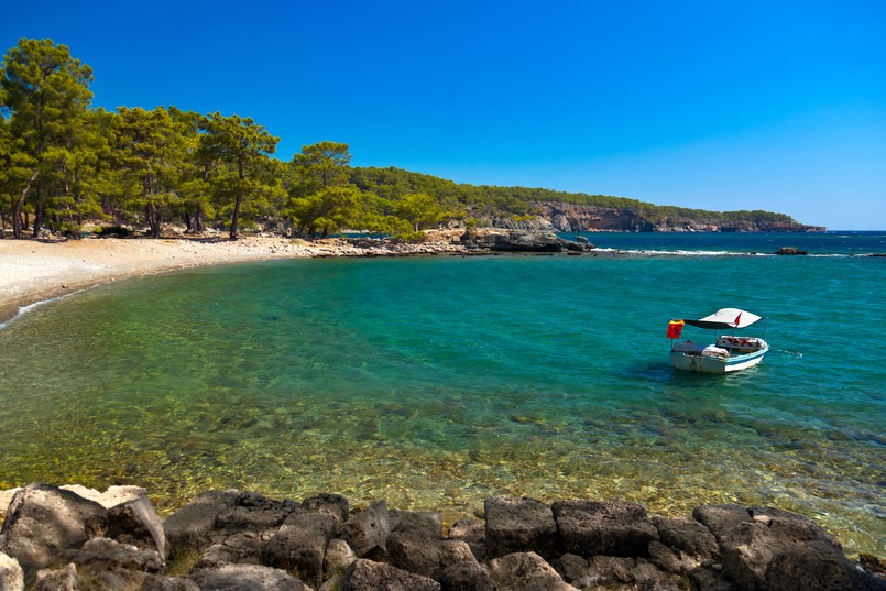 To plaża inna niż pozostałe. Otoczona drzewami, położona w zatoczce niedaleko starożytnych ruin. W ogóle nie przypomina plaż znanych z folderów biur turystycznych