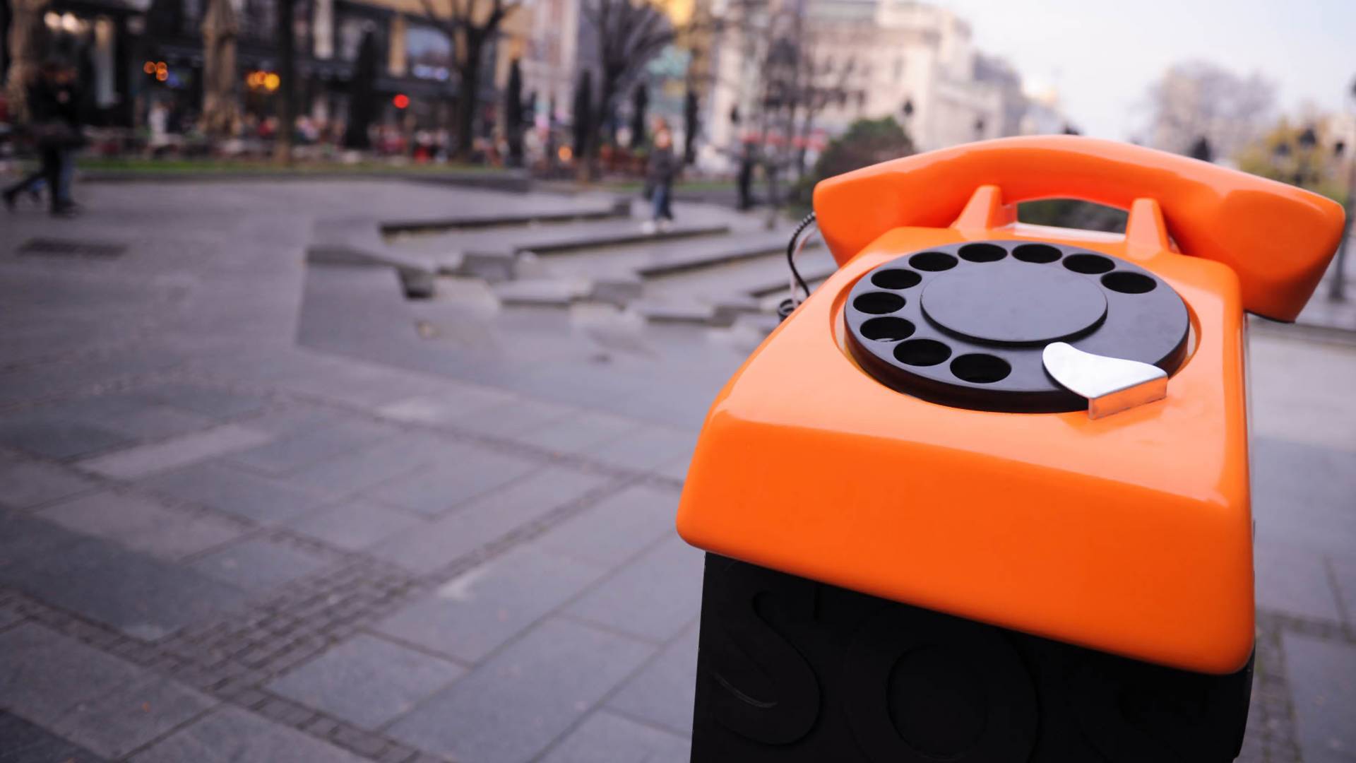 Kome smeta narandžasti SOS telefon na Trgu republike?