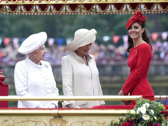 Jej Wysokość Królowa Elżbieta II z synową i wnuczką podczas obchodów diamentowego jubieluszu swojego panowania