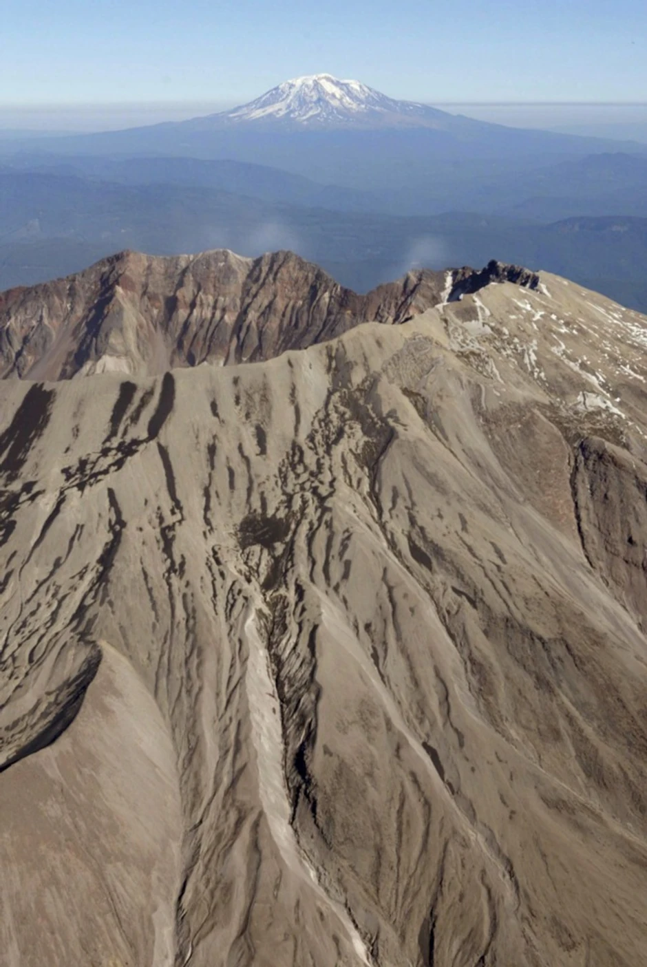 Vulkan Adams u pozadini Sent Helensa