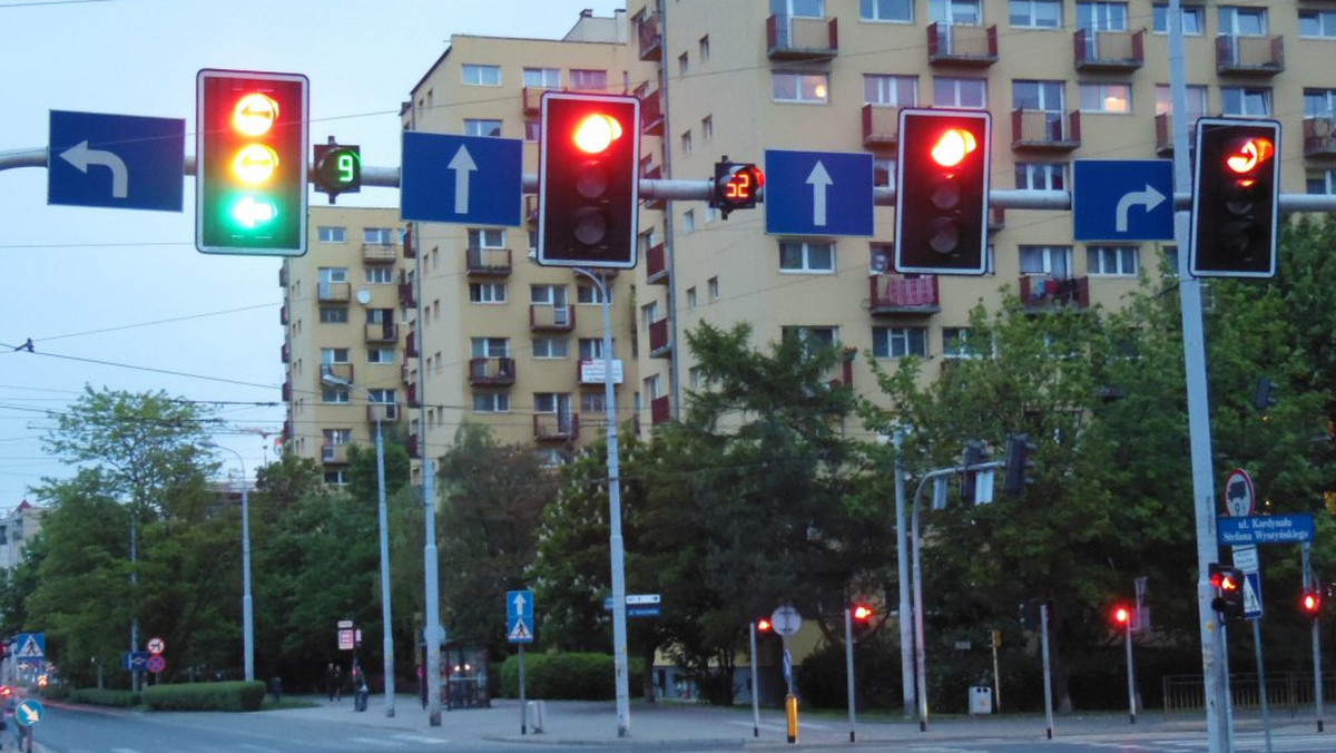 Na jednym z najważniejszych skrzyżowań w Lesznie pojawiły się sekundniki, które wyświetlają czas do zapalenia się zielonego światła. Dzięki temu kierowcy nie muszą się niepokoić, jak długo będą jeszcze czekać na skrzyżowaniu, by przepuścić pojazdy z prostopadłej drogi. Sekundniki są również na niektórych skrzyżowaniach m.in. we Wrocławiu i Szczecinie. W Poznaniu jednak ich zamontowanie nie będzie możliwe.