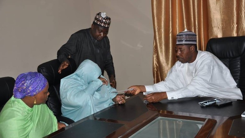 Borno State governor, Babagana Zulum, presented Colonel Dahiru Bako's widow with a N20 million cheque at the Command Guest House in Maiduguri [Nigerian Army]