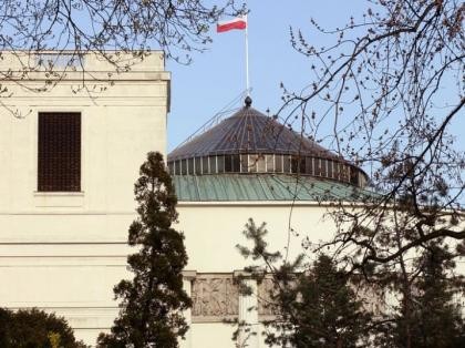 <b>Senat w Polsce</b>
<br>
<br>
W Polsce bierne prawo wyborcze w wyborach do Senatu RP uzyskuje się w wieku 30 lat, czynne od 18 roku życia. 
<br>
<br>
Obecnie Senat składa się ze 100 senatorów wybieranych w wyborach powszechnych, bezpośrednich i w głosowaniu tajnym, w jednomandatowych okręgach wyborczych na czteroletnią kadencję, rozpoczynającą się i kończącą wraz z kadencją Sejmu (jeśli kadencja Sejmu zostanie skrócona, skróceniu ulega także kadencja Senatu). Senat jest organem władzy ustawodawczej.
<br>
<br>
Senat jako wyższa izba Sejmu istniał już w I Rzeczypospolitej, od schyłku XV wieku. W jego skład wchodzili wtedy biskupi katoliccy oraz, pochodzący z nominacji królewskiej, wyżsi urzędnicy państwowi.
<br>
<br>
W II Rzeczypospolitej instytucja Senatu została (mimo sprzeciwów lewicy) przywrócona od roku 1921 w konstytucji marcowej. Ograniczono jednak wtedy czynne prawo wyborcze do Senatu – przysługiwało ono niewiele ponad 100 tys. wyborców – oraz nadała Prezydentowi Rzeczypospolitej uprawnienia do mianowania jednej trzeciej senatorów. Senat spełniał rolę izby korygującej projekty ustaw uchwalonych wcześniej przez izbę niższą – Sejm.
<br>
<br>
Teraz spełnia podobną rolę, jest też organem władzy ustawodawczej.