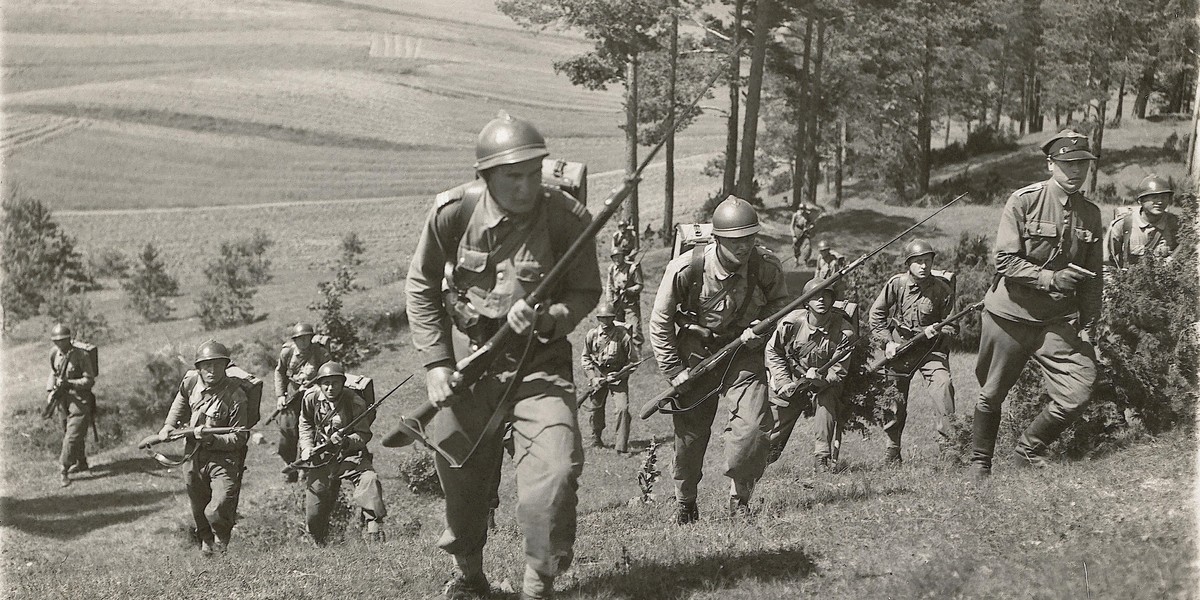 Bitwa warszawska 1920. Polscy żołnierze w drodze na pozycje w 1920 roku. 