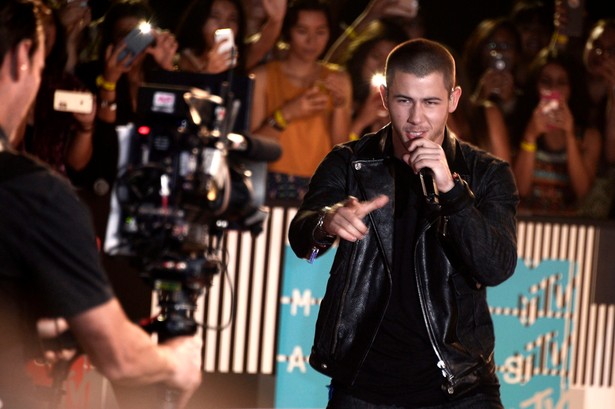 Nick Jonas w towarzystwie ponętnych i skąpo ubranych pań