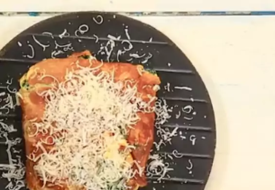 Puszysty serowy omlet ze szpinakowym farszem