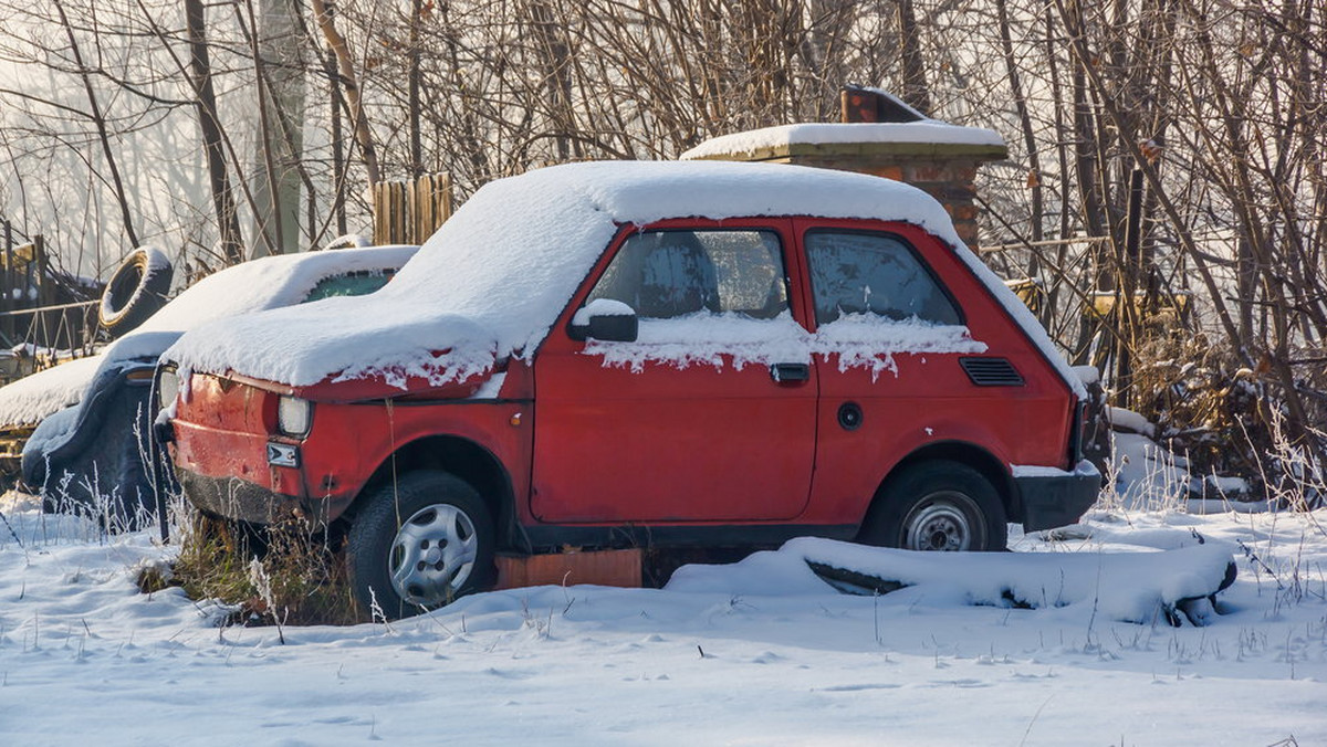 Pani Anna i pan Robert to małżeństwo z Wrocławia, które zmuszone było urządzić sobie dom w starym samochodzie. Dach nad głową zapewnia im wysłużony Maluch - Fiat 126p. Gmina odmawia im mieszkania, mimo, że mieszkań jest niemal 15 razy więcej, niż potrzebujących.