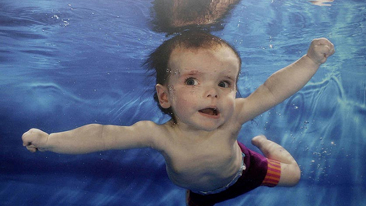 Jess Hawley ma 20 miesięcy. Pod wodą nie zna lęku i pływa z gracją morskiego stworzenia. Jednak dziewczynka być może nigdy nie będzie w stanie chodzić, ani nawet powiedzieć, jak ma na imię. Cierpi na przypadłość nazywaną zespołem bez nazwy - SWAN (Syndrom Without A Name).