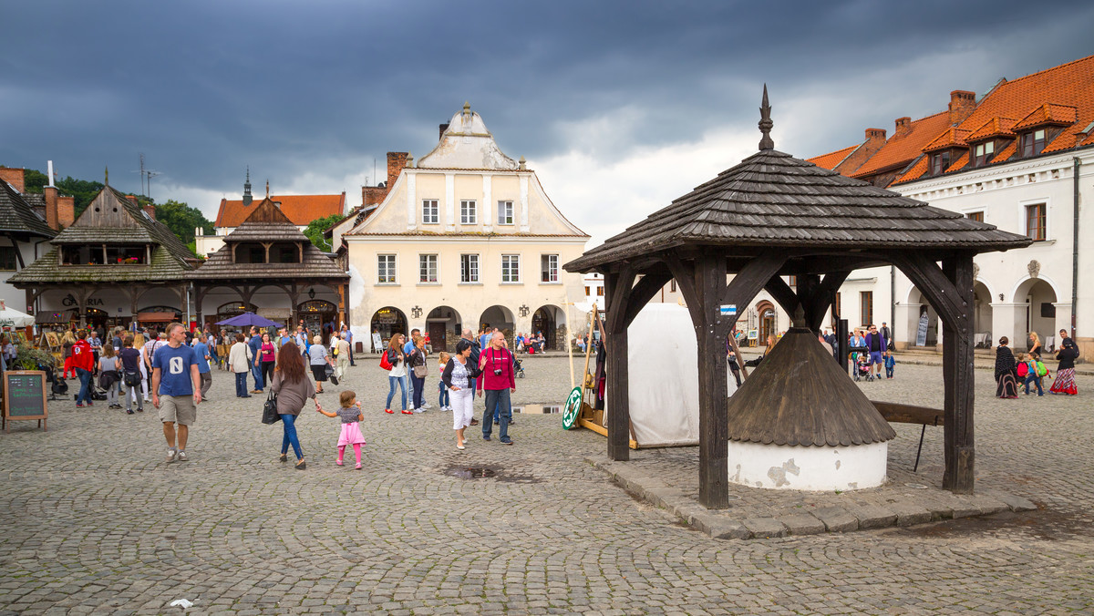 Dwa z pięciu remontowanych zabytkowych budynków, które są siedzibą Muzeum Nadwiślańskiego w Kazimierzu Dolnym, zostaną udostępnione turystom w czerwcu - poinformowało Muzeum. Remont konserwatorski pozostałych obiektów ma się zakończyć we wrześniu.