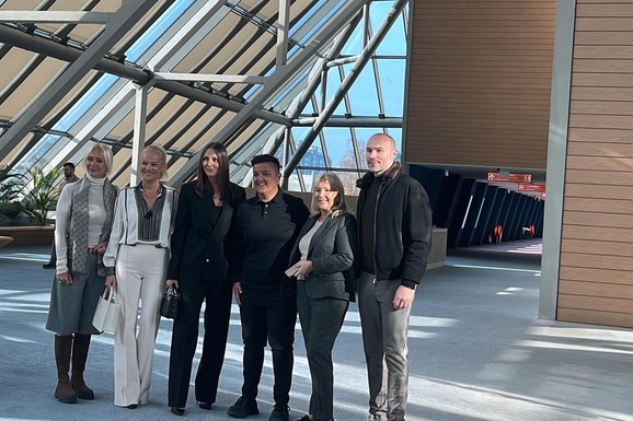 (FOTO) Aleksandra Prijović u elegantnom crnom odelu, četiri meseca nakon porođaja pokazala savršenu liniju - na konferenciju stigla i Marija Šerifović