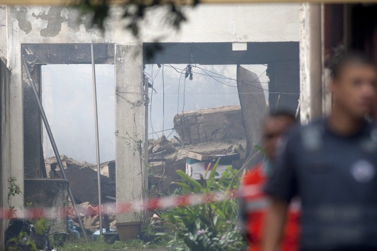 Zniszczone budynki na które spadła cessna z kandydatem na prezydenta Brazylii Eduardo Camposem