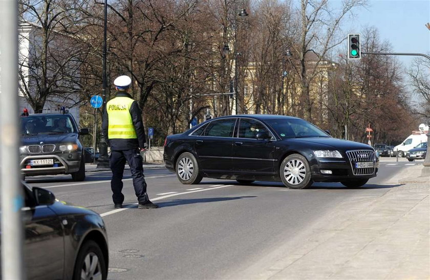 Komorowski jeździ limuzyną