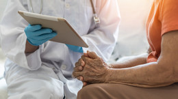 Siedem przewlekłych chorób, które zwiększają ryzyko hospitalizacji seniorów z COVID-19