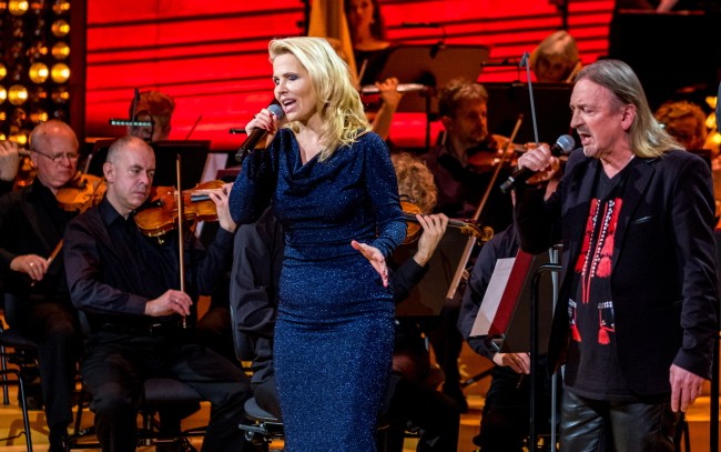 Anna Jurksztowicz i Marek Piekarczyk z towarzyszeniem Narodowej Orkiestry Symfonicznej Polskiego Radia pod dyrekcją Alexandra Humali podczas koncertu Osiecka Masterclass, 27 listopada 2016 w Sali Koncertowej NOSPR w Katowicach