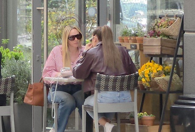 Luna i Anabela u kafiću