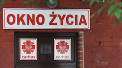 Dziecko w oknie życia. Przy chłopcu znaleziono kartkę