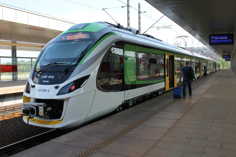 bardziej niezawodnego od Elfa, a mniej od Flirta.
<br><br>
Przewoźnik kupił Impulsy w wersji pięcioczłonowej (producent oferuje je także w wersjach dwu-, trzy-, cztero- i sześcioczłonowej). W każdym znajduje się 206 miejsc siedzących i 325 stojących. Impulsy obsługują m.in. trasę Warszawa Wschodnia – Grodzisk Mazowiecki – Skierniewice. 
<br><br>
Dotychczas Newag dostarczył odbiorcom w różnych częściach Polski ponad sto takich składów. Poza Kolejami Mazowieckimi jeżdżą m.in. w SKM Warszawa, Kolejach Śląskich, Kolejach Dolnośląskich i oddziałach PolRegio na Podkarpaciu oraz Warmii i Mazurach.