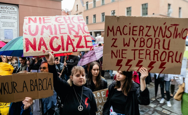 Protest ''Ani jednej więcej'', w sprawie przepisów regulujących przerywanie ciąży, po śmierci ciężarnej 33-letniej Doroty w Nowym Targu