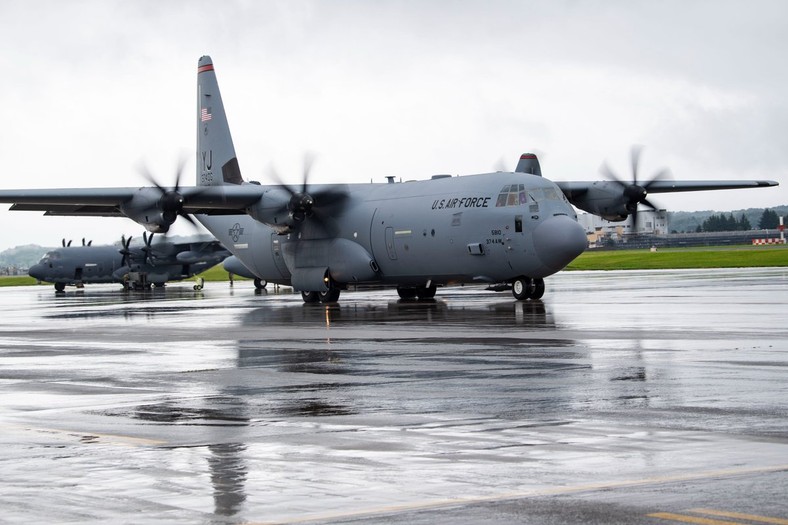 Amerkański C-130J w trakcie pobytu w Yokota Air Base w Japonii.