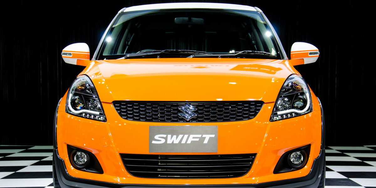 Suzuki Swift to jeden z najmniejszych modeli w ofercie japońskiego producenta. Na tle konkurentów w segmencie aut miejskich wyróżnia się niewielkimi wymiarami i niską masą oraz szeregiem nowoczesnych rozwiązań, na czele z miękką hybrydą