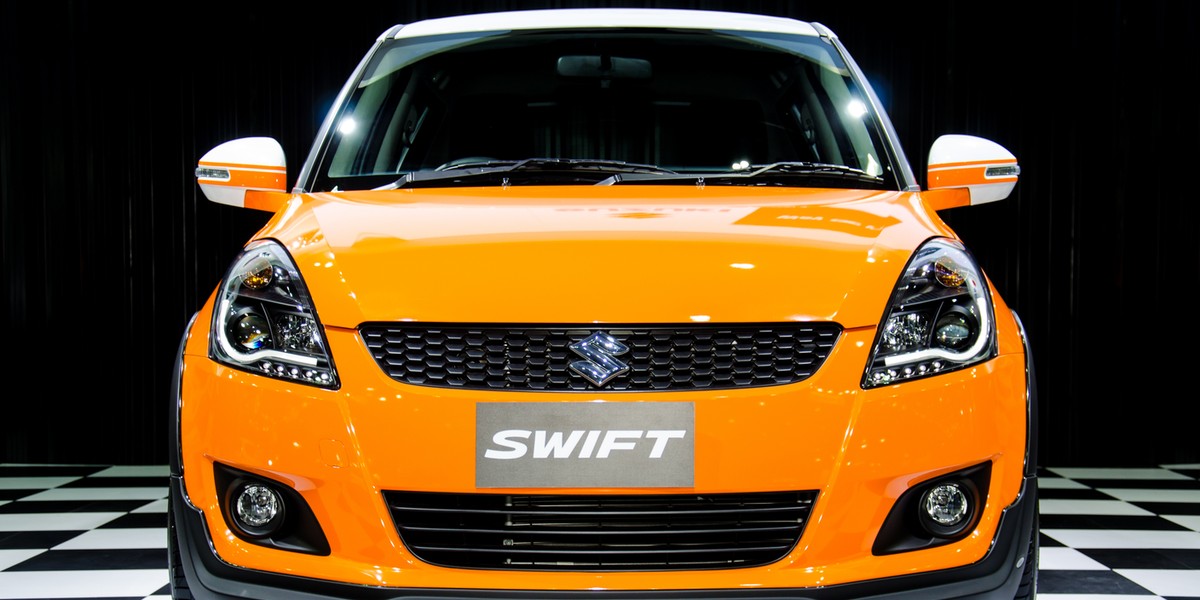 Suzuki Swift to jeden z najmniejszych modeli w ofercie japońskiego producenta. Na tle konkurentów w segmencie aut miejskich wyróżnia się niewielkimi wymiarami i niską masą oraz szeregiem nowoczesnych rozwiązań, na czele z miękką hybrydą