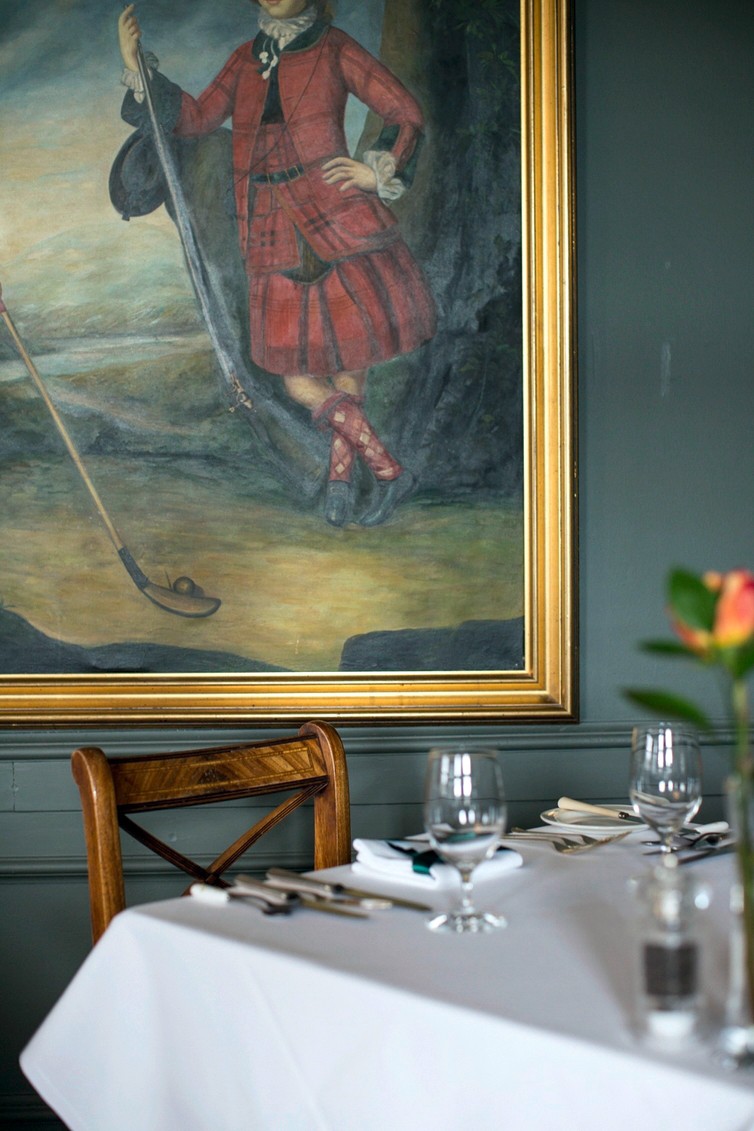 Im Inneren des ehemaligen Jagdhauses regieren Antiquitäten der Gründerfamilie Macdonald das Bild.