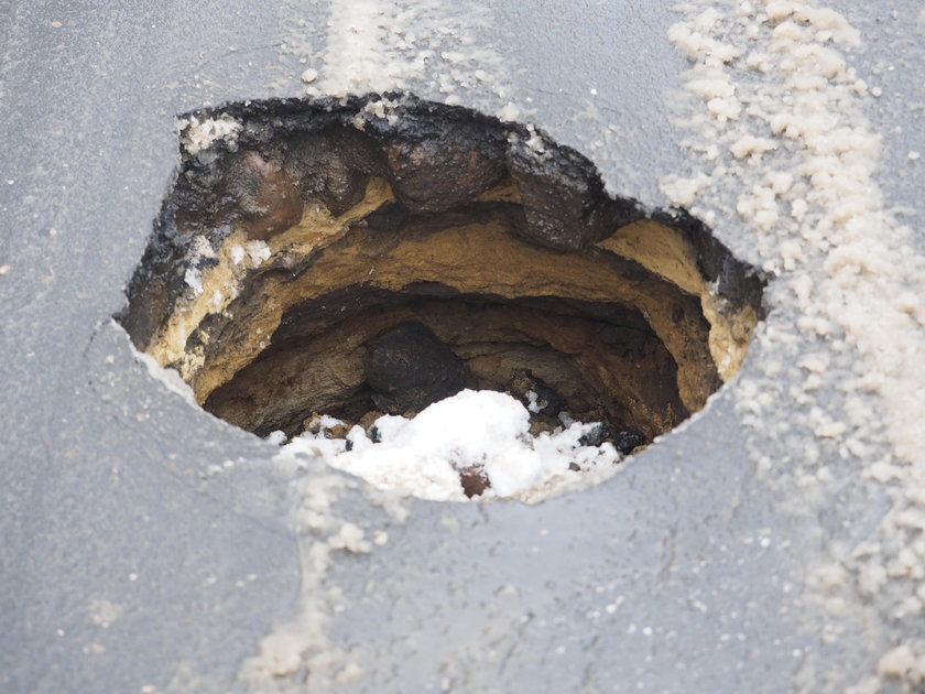 Dziura w jezdni na ulicy Fabrycznej w Łodzi