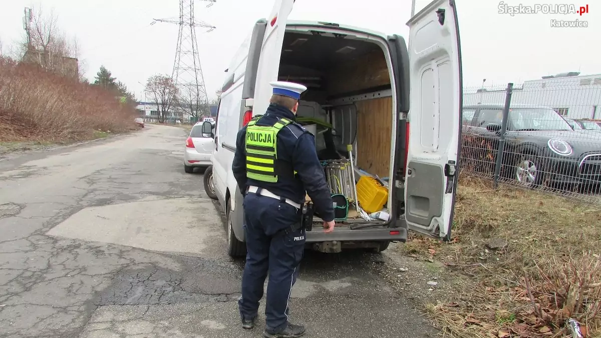 policjant sprawdzający załadunek