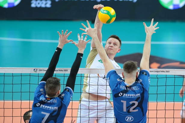 Siatkarz Jastrzębskiego Węgla Łukasz Wiśniewski (C) oraz Luciano Vicentin (L) i Lucas Van Berkel (P) z VfB Friedrichshafen