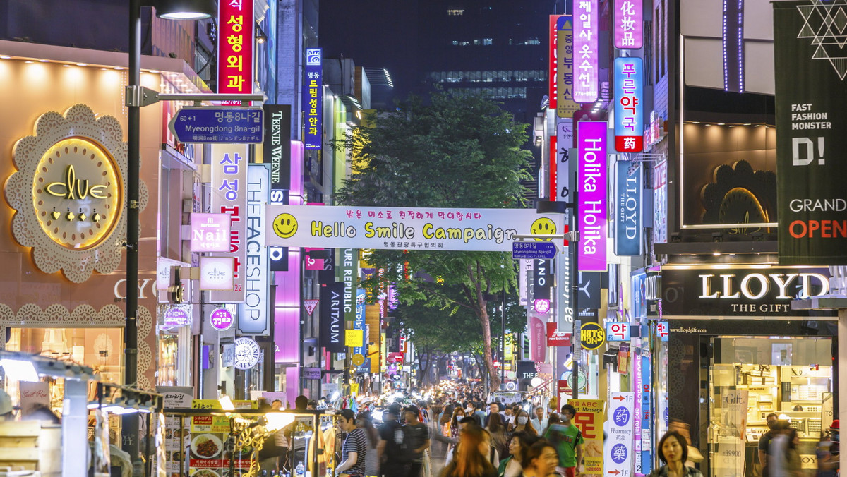 Służba Nadzoru Finansowego w Korei Południowej planuje wprowadzenie od października zakazu noszenia okularów przeciwsłonecznych, masek, kapeluszy i czapek zasłaniających twarz podczas korzystania z nowych bankomatów, wyposażonych w nowe urządzenia rozpoznawania twarzy - poinformowało BBC za koreańską gazetą Chosun Ilbo.