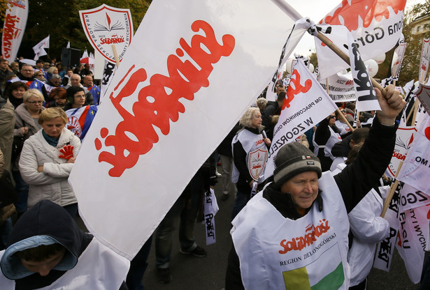 Manifestacja zorganizowana przed KPRM przez przez ZNP i oświatową Solidarność.