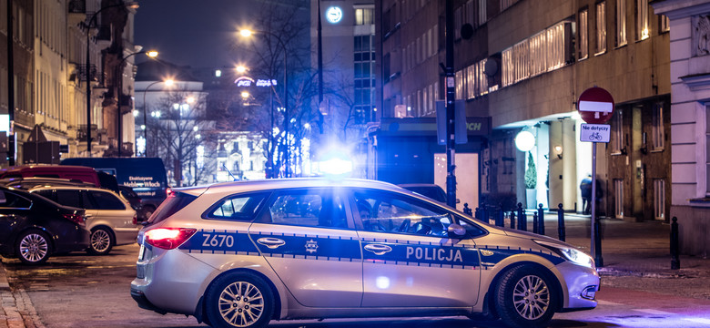 Warszawa: Groził nożem w barze. Policjant był pijany