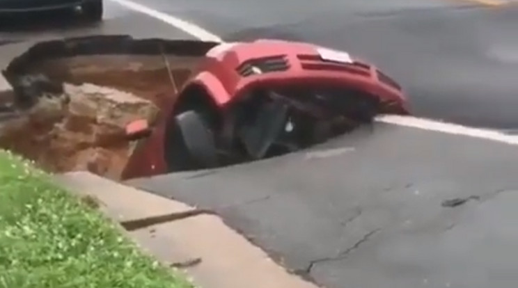 Egy perc alatt elnyelte a föld az út szélén parkoló személygépjárműt. / Fotó: YouTube