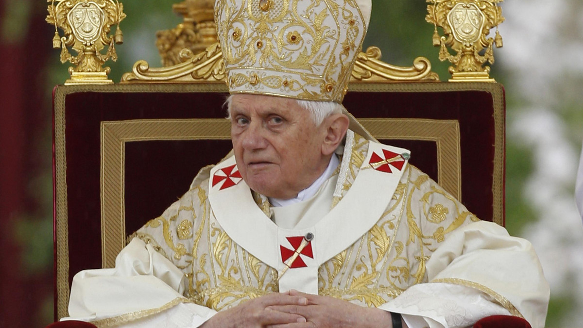 Benedykt XVI powiedział w sobotę na pokładzie samolotu lecącego do Hiszpanii, że kraj ten zrodził się z wiary i miał wielu świętych. Lecz obecnie - stwierdził papież - rozwinęły się w nim "laickość, antyklerykalizm, sekularyzm silny i agresywny".