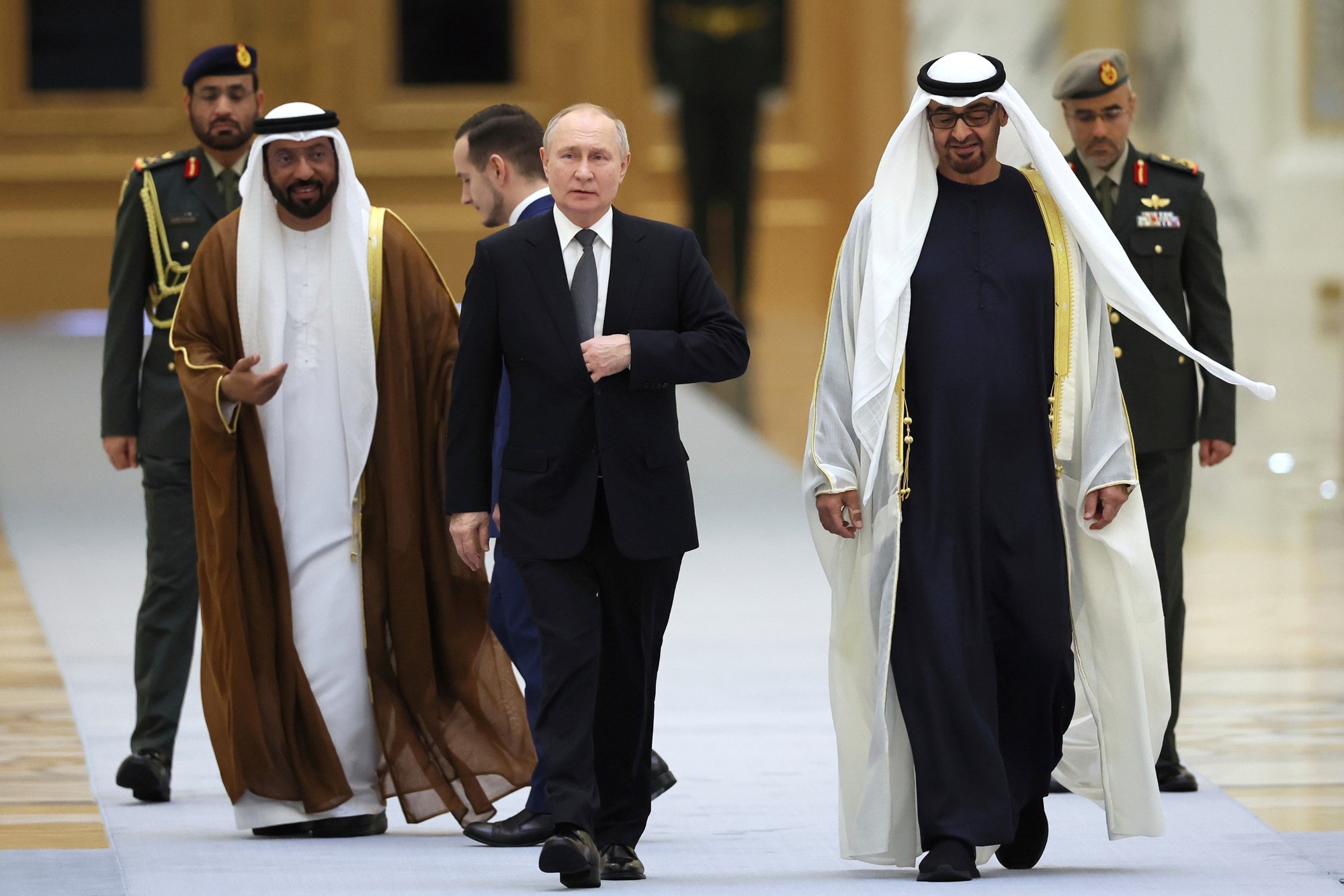 Prezident Spojených arabských emirátov (SAE) šejk Muhammad ibn Zajd Nahaján (vpredu vpravo) a ruský prezident Vladimir Putin.