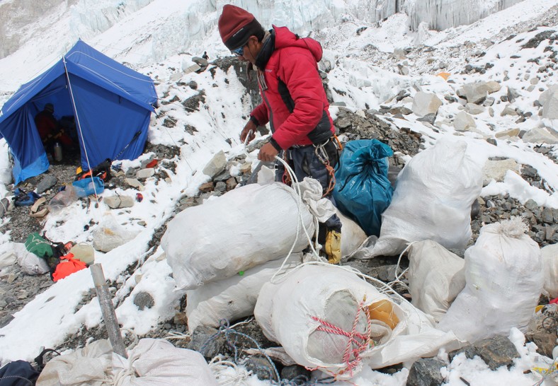 Akcja sprzątania Everestu w maju 2010 r.