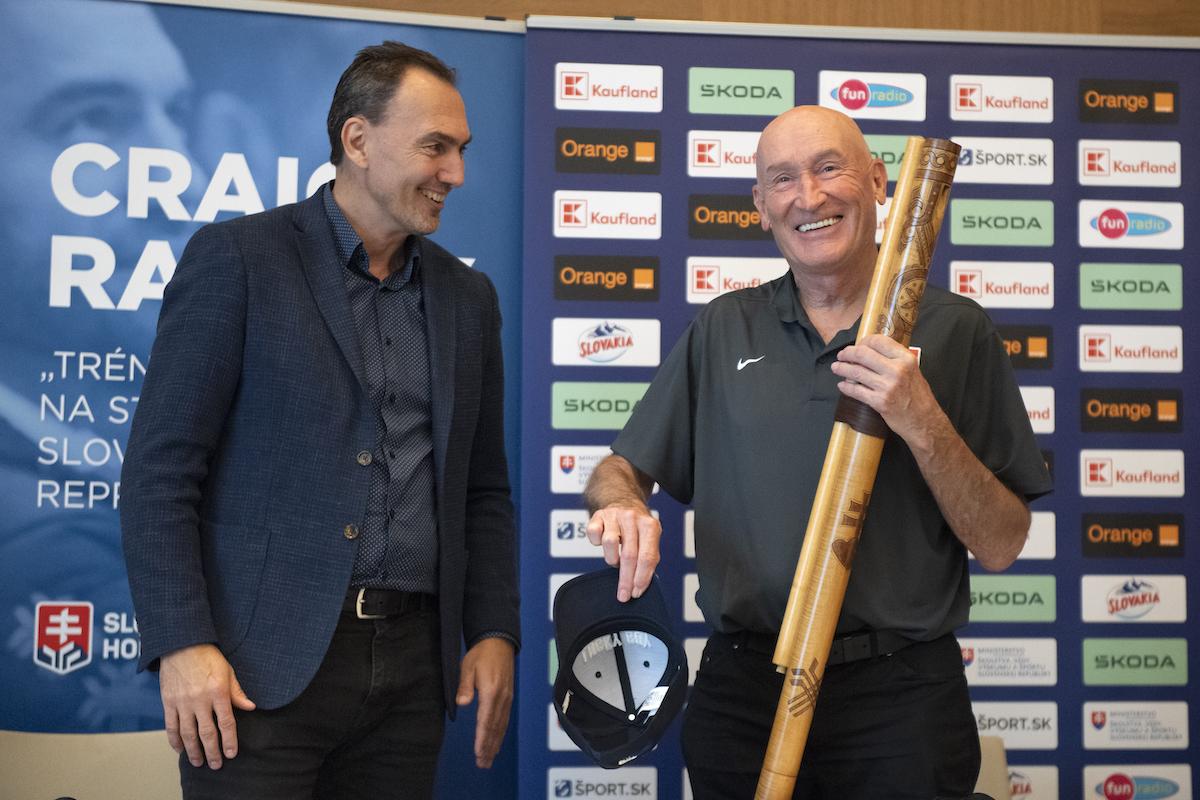 Prezident Slovenského zväzu ľadového hokeja (SZĽH) Miroslav Šatan a tréner slovenskej hokejovej reprezentácie Craig Ramsay.