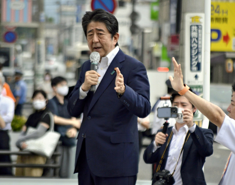 Były premier Japonii Shinzo Abe na kilka sekund przed tym, jak został postrzelony, 8 lipca 2022 r.