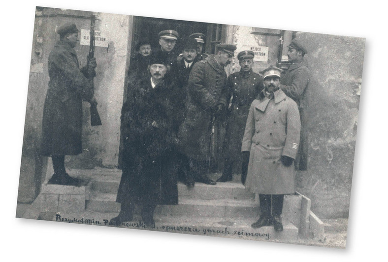 Premier Ignacy Paderewski przed gmachem Sejmu. Warszawa, 1919 r.