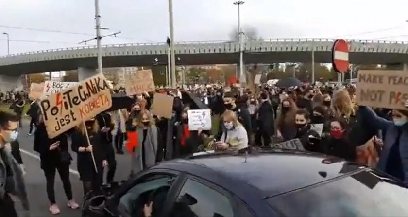 Auto wjechało w demonstrantów