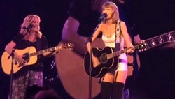 Taylor Swift i Lisa Kudrow śpiewają słynną piosenkę o śmierdzącym kocie