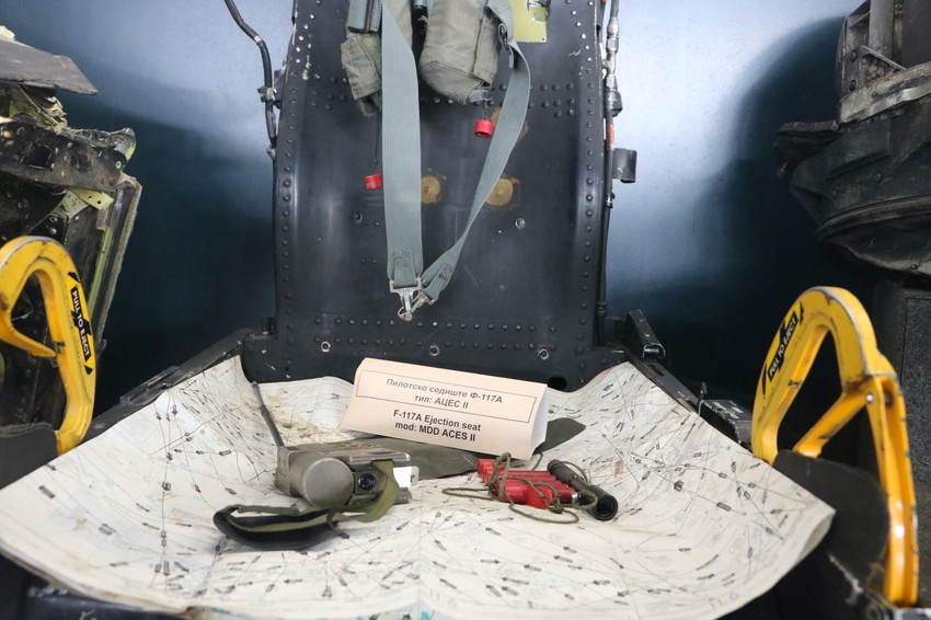Pilotsko sedište iz "nevidljivog" aviona i oprema pilota