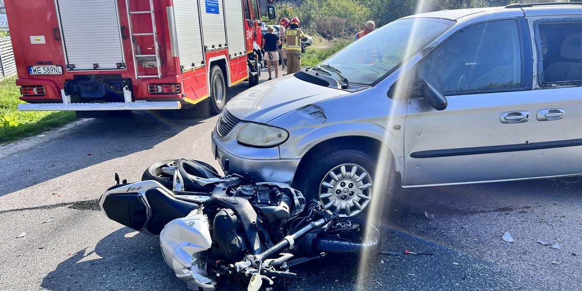 Kierujący jednośladem policjant zderzał się z osobówką. 