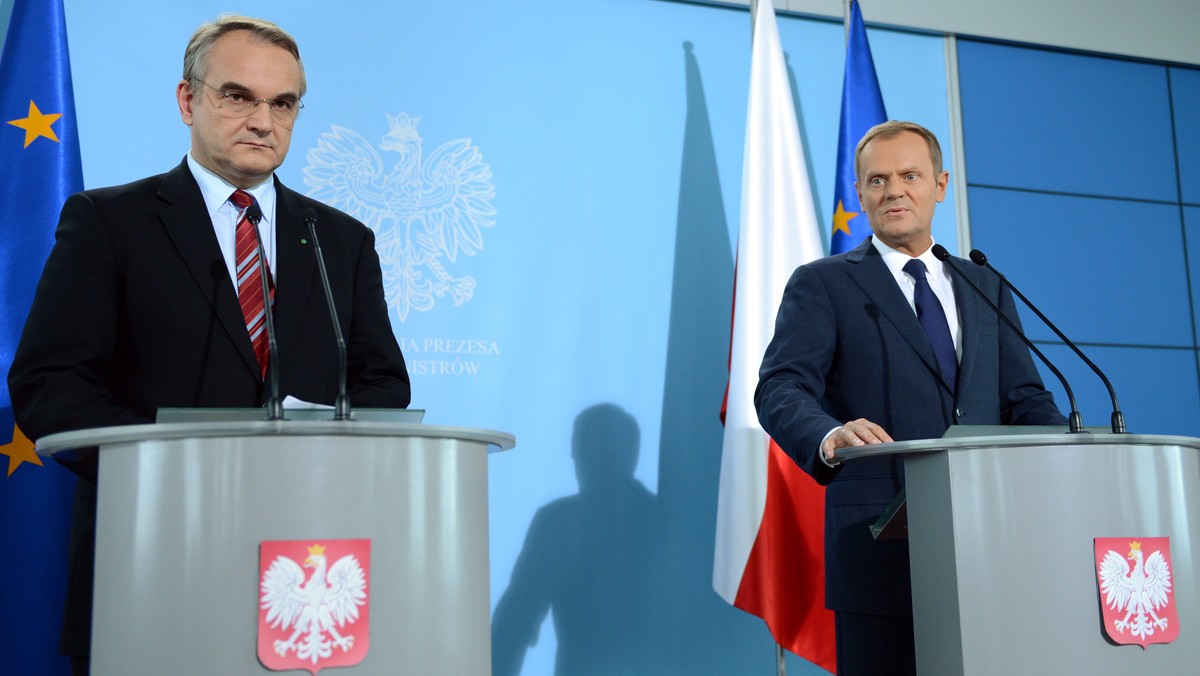 Daniel Kalemba, syn nowego ministra rolnictwa zapowiedział w rozmowie z TVN 24, że nie odejdzie z pracy w Agencji Rynku Rolnego. Wcześniej, premier Donald Tusk informował, że uzyskał zapewnienie od prezesa PSL, że będzie on gotowy do rezygnacji z pracy w tej agencji. - Chylę czoła przed tym młodym człowiekiem. Mam nadzieję, że niektórzy otrzeźwieją. Pan premier się zagalopował - skomentował tę decyzję Eugeniusz Kłopotek (PSL).