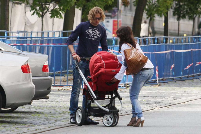 Tancerz "Tańca..." lansuje się w kanjpie z dzieckiem