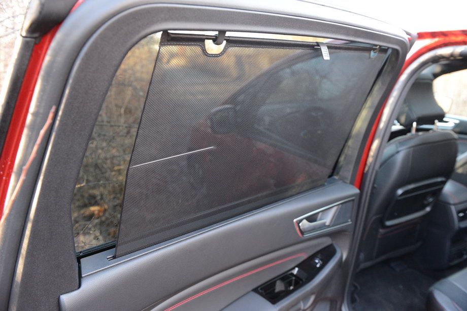 Ford S-Max Hybrid ma nawet chowane w drzwiach rolety. W słoneczny dzień ochronią pociechy podróżujące z tyłu.